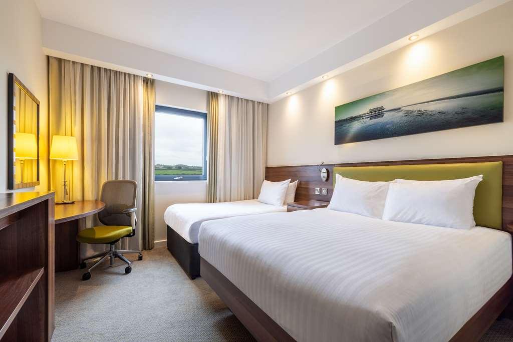 Hampton By Hilton Humberside Airport Hotel Kirmington Room photo